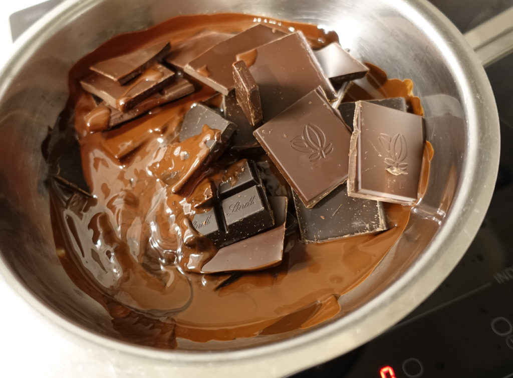 Smält god choklad på spisen, jag blandade olika mörka choklader.