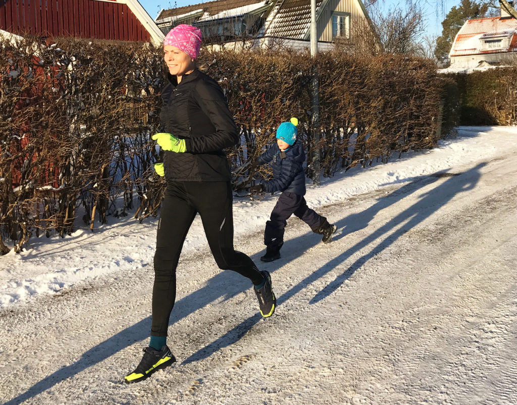 Det är inte bara jag som gillar att springa ute i vinter, även barnen hakade på i slutet av löpturen.