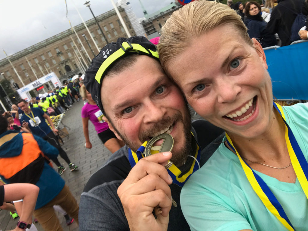 Jag och Glenn efter mållinjen på Stockholm Halvmarathon 2017!